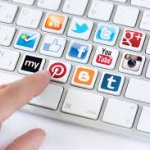  Соцсети проникли практически уже везде. Люди дают объявления об аренде квартиры, продаже машин, поиске работы. Даже взять в долг до получки у своего друга тоже можно через соцсеть и сделать это можно более быстро, чем если бы человек обходил коллег...