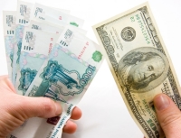 Опрос: россияне стали реже покупать валюту